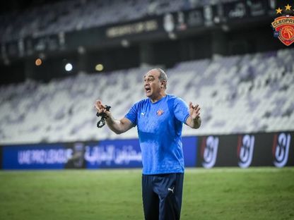 علي ماهر مدرب سيراميكا كليوباترا خلال حصة تدريبية قبل مواجهة الأهلي في نصف نهائي كأس السوبر المصرية - 6 نوفمبر 2025 - facebook/ceramicaclub