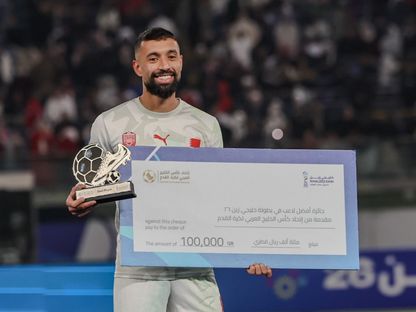 محمد مرهون نجم البحرين يحمل جائزة أفضل لاعب في خليجي 26 - 4 يناير 2025 - X/@KuwaitFA