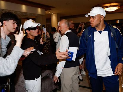 كيليان مبابي مع مشجعين لريال مدريد لدى وصول الفريق إلى مايوركا - 3 أبريل 2026 - realmadrid.com