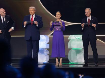 الرئيس الأميركي دونالد ترمب ورئيسة المكسيك كلوديا شينباوم ورئيس الوزراء الكندي مارك كارني خلال قرعة كأس العالم لكرة القدم 2026 - REUTERS