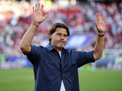 ماوريسيو بوتشيتينو مدرب أميركا يحيي الجماهير بعد التأهل إلى ثمن نهائي كأس العالم - 2 يوليو 2026 - Reuters