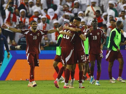 فرحة لاعبي منتخب قطر بعد التسجيل بمواجهة الإمارات في ملحق التصفيات الآسيوية المؤهلة لكأس العالم - 14 أكتوبر 2025 - Reuters