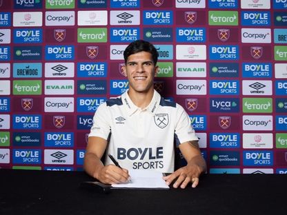 لاعب الوسط البرتغالي الشاب ماتيوس فيرنانديز أثناء توقيع عقده مع وست هام يونايتد - 29 أغسطس 2025 - whufc.com