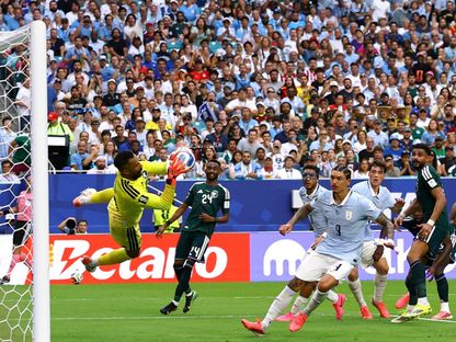 محمد العويس حارس مرمى المنتخب السعودي يمسك الكرة خلال مواجهة الأوروغواي في كأس العالم - 15 يونيو 2026 - Reuters