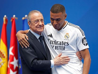 رئيس ريال مدريد فلورنتينو بيريز وكيليان مبابي خلال تقديمه في ملعب سانتياغو برنابيو - 16 يوليو 2024 - Reuters