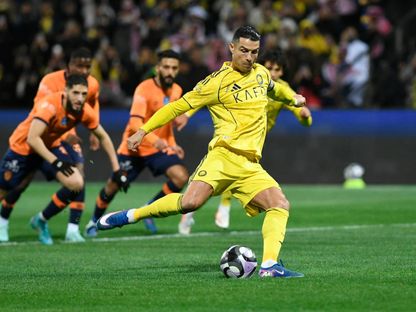 كريستيانو رونالدو نجم النصر لحظة تسديده ركلة جزاء في مباراة الفيحاء بالدوري السعودي - 28 فبراير 2026 - Reuters