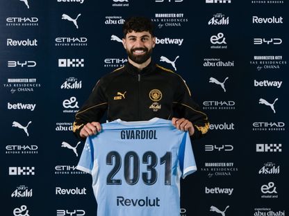يوشكو غفارديول بعد تجديد عقده مع مانشستر سيتي - 28 يوليو 2026 - X/@ManCity
