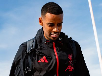 ألكسندر إيزاك مهاجم ليفربول يستعد للسفر إلى باريس - 7 أبريل 2026 - X/@LFC