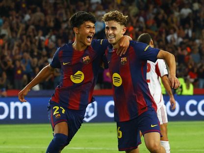 درو فرنانديز يحتفل مع فيرمين لوبيز بهدفه مع برشلونة أمام أولمبياكوس بدوري أبطال أوروبا - 21 أكتوبر 2025 - Reuters