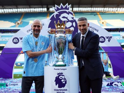 خلدون المبارك رئيس مانشستر سيتي رفقة المدرب بيب غوارديولا وكأس الدوري الإنجليزي الممتاز - 19 مايو 2024 - Reuters