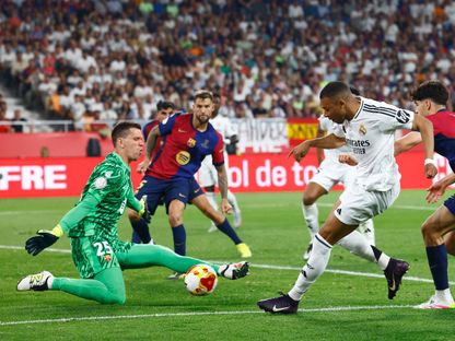 فويتشيك تشيزني يتصدى لتسديدة من كيليان مبابي خلال نهائي كأس ملك إسبانيا بين برشلونة وريال مدريد - 26 أبريل 2025 - REUTERS