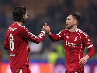 آندي روبرتسون مدافع ليفربول يحتفل مع دومينيك سوبوسلاي بالفوز على إنتر ميلان - 9 ديسمبر 2025 - Reuters