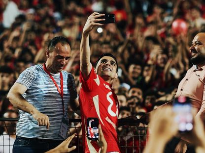 أشرف بن شرقي لاعب الأهلي خلال احتفالات التتويج بالدوري المصري - 29 مايو 2025 - instagram@bencharki_17