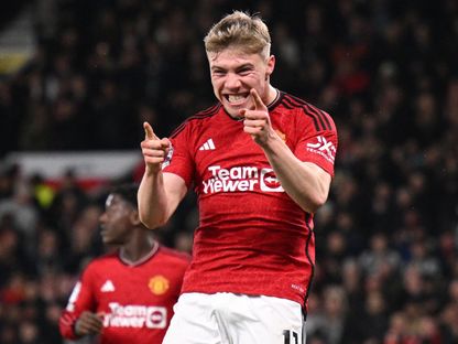 مهاجم مانشستر يونايتد راسموس هويلوند يحتفل بتسجيل الهدف الرابع للفريق خلال مباراة شيفيلد يونايتد في الدوري الإنجليزي الممتاز - 24 أبريل 2024 - AFP