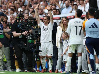 لوكا مودريتش يودع جماهير ريال مدريد بعد استبداله خلال مباراة ريال سوسيداد في الدوري الإسباني - 24 مايو 2025 - Reuters
