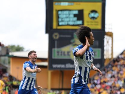 لاعب نادي برايتون ميتوما يحتفل بتسجيل هدف في مرمى ولفرهامبتون بالدوري الإنجليزي الممتاز - 19 أغسطس 2023 - Twitter/OfficialBHAFC