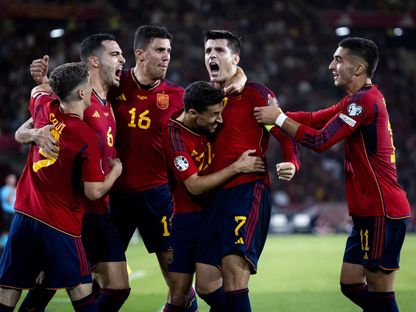 احتفال لاعبي منتخب إسبانيا بتسجيل هدف في مرمى جورجيا بتصفيات يورو 2024 - 19 نوفمبر 2023 - X/@spain_national