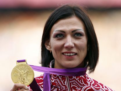 العداءة الروسية السابقة ناتاليا أنتيوخ تحمل الميدالية الذهبية بعد فوزها في سباق 400م حواجز في أولمبياد لندن 2012 - 9 أغسطس 2012 - REUTERS