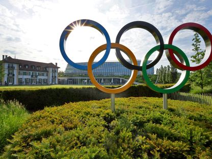 الحلقات الأولمبية أمام مبنى اللجنة الأولمبية الدولية في مدينة لوزان - REUTERS
