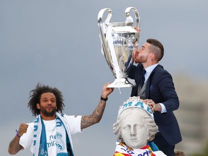 راموس يحتفل رفقة مارسيلو بلقب دوري أبطال أوروبا في ساحة سيبيليس بمدريد، مايو 2018 - AFP