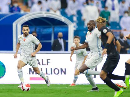 من مباراة الشباب والهلال  