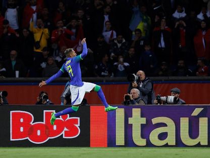رافينيا يحتفل بتسجيله هدفاً للبرازيل في مرمى تونس بملعب "بارك دي برانس" في باريس - 27 سبتمبر 2022 - REUTERS
