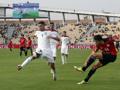 أحمد فتوح ظهير أيسر منتخب مصر يمرر كرة عرضية يحاول أشرف حكيمي لاعب المغرب إبعادها - 30 يناير 2022 - REUTERS