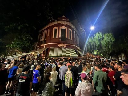 جانب من توافد جمهور منتخب الأرجنتين لتحية ميسي من داخل مطعم دون خوليو ببوينس آيرس - 21 مارس 2023 - Twitter/@ARG4ARB 