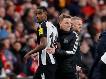 إيدي هاو مدرب نيوكاسل رفقة لاعبه ألكسندر إيزاك خلال مواجهة ليفربول بنهائي كأس الرابطة - 16 مارس 2025 - Reuters