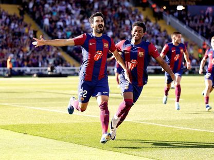 احتفال إيلكاي غوندوغان لاعب برشلونة بتسجيله هدفاً في مرمى ريال مدريد بكلاسيكو الدوري الإسباني - 28 أكتوبر 2023 - Reuters