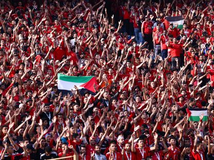 جماهير الأهلي ترفع علم فلسطين في المدرجات خلال مباراة فريقها ضد سيمبا التنزاني - 24 أكتوبر 2023 - FACEBOOK/ALAHLY