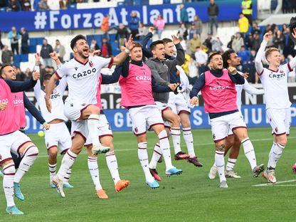 لاعبون من بولونيا يحتفلون بعد فوزهم على أتالانتا في الدوري الإيطالي - 8 أبريل 2023 - Twitter/@Bolognafc1909