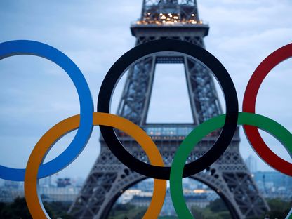شعار دورة الألعاب الأولمبية أمام برج إيفل في العاصمة الفرنسية باريس - REUTERS