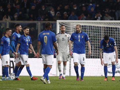 خيبة لاعبي المنتخب الإيطالي بعد الاقصاء - REUTERS