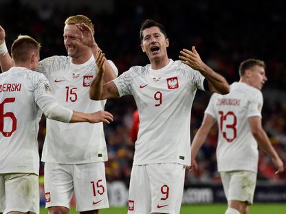 لاعبو بولندا يحتفلون بعد تسجيل هدف في شباك ويلز في دوري الأمم الأوروبية - 25 سبتمبر 2022 - REUTERS