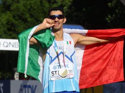 الإيطالي ماسيمو ستانو يحتفل بعد الفوز بسباق المشي للرجال لمسافة 35 كيلومترا في بطولة العالم لألعاب القوى - 24 يوليو 2022 - REUTERS