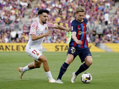 فرينكي دي يونغ لاعب برشلونة في صراع على الكرة مع مانو مورلانيس لاعب ريال مايوركا - 28 مايو 2023 - Reuters