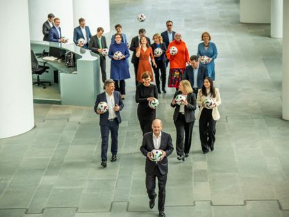 المستشار الألماني أولاف شولتس مع أعضاء الحكومة يحتفلون بالعد التنازلي لمئة يوم على انطلاق بطولة أوروبا- 6 مارس 2024 - X/dw