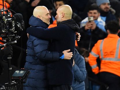 بيب غوارديولا مدرب مانشستر سيتي مع إنزو ماريسكا مدرب تشيلسي في مواجهة الفريقين بالدوري الإنجليزي - 25 يناير 2025 - Reuters