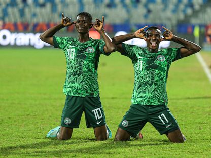 فرحة لاعبي نيجيريا بعد تسجيل هدف في شباك أوغندا - 2 مارس 2023 - twitter/@CAF_Online