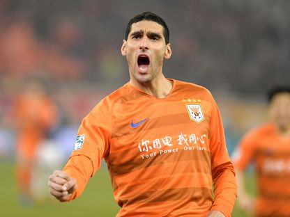 مروان فيلايني يحتفل بعد تسجيله أحد الأهداف في الدوري الصيني - AFP