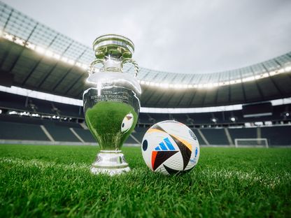 كأس أمم أوروبا مع الكرة الرسمية ليورو 2024 - AFP