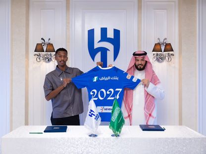 ناصر الدوسري مع رئيس الهلال فهد بن نافل بعد تمديد عقده حتى 2027 - 3 سبتمبر 2023  - X/Alhilal_EN