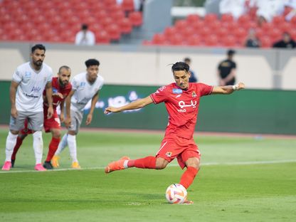 لاعب نادي الوحدة فيصل فجر لحظة تسديد ركلة الجزاء في مباراة الطائي بدوري روشن السعودي - 24 أغسطس 2023 - x/alwehdaclub1