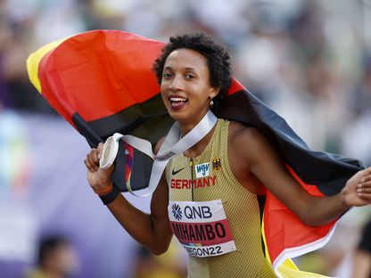الألمانية ميهامبو تحتفل بعد فوزها بذهبية الوثب الطويل ببطولة العالم لألعاب القوى - 25 يوليو 2022 - AFP