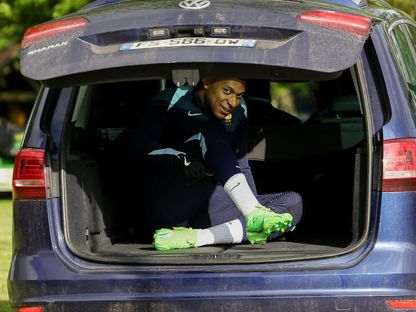 كيليان مبابي في صندوق سيارة أثناء مغادرته حصة تدريب لمنتخب فرنسا استعداداً لبطولة أوروبا "يورو 2024" - 30 مايو 2024 - AFP