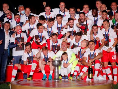  لاعبو Red Star Belgrade يحتفلون بلقب الدوري الصربي - AFP