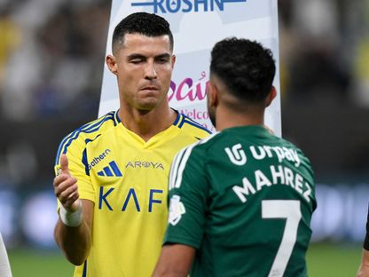 رياض محرز لاعب الأهلي يصافح كريستيانو رونالدو نجم النصر قبل مواجهة الفريقين بدوري روشن السعودي - 13 سبتمبر 2024 - Reuters
