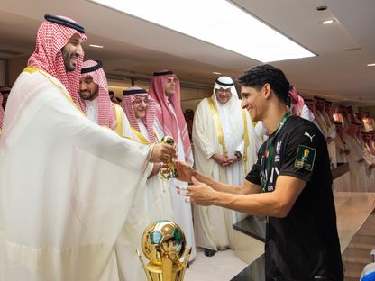 حارس الهلال ياسين بونو يتسلّم كأساً من ولي العهد السعودي محمد بن سلمان بعد الفوز بكأس الملك أمام النصر - 31 مايو 2024 - X/@mosgovsa