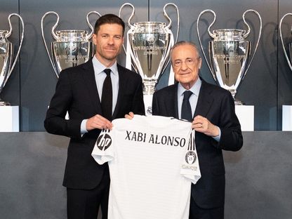 تشابي ألونسو مدرب ريال مدريد مع فلورنتينو بيريز رئيس النادي في حفل توقيع العقد - 26 مايو 2025 - X/@realmadrid